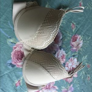 NWOT Sophie B. Nude Demi bra 34B very pretty lace